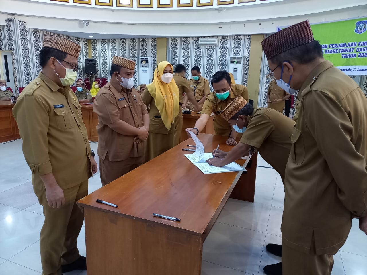 Sekda Darda Daraba menandatangani Perjanjian Kinerja & Pakta Integritas